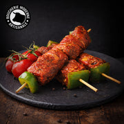 Brochette de bœuf tendre et savoureuse, coupée main et prête à griller.