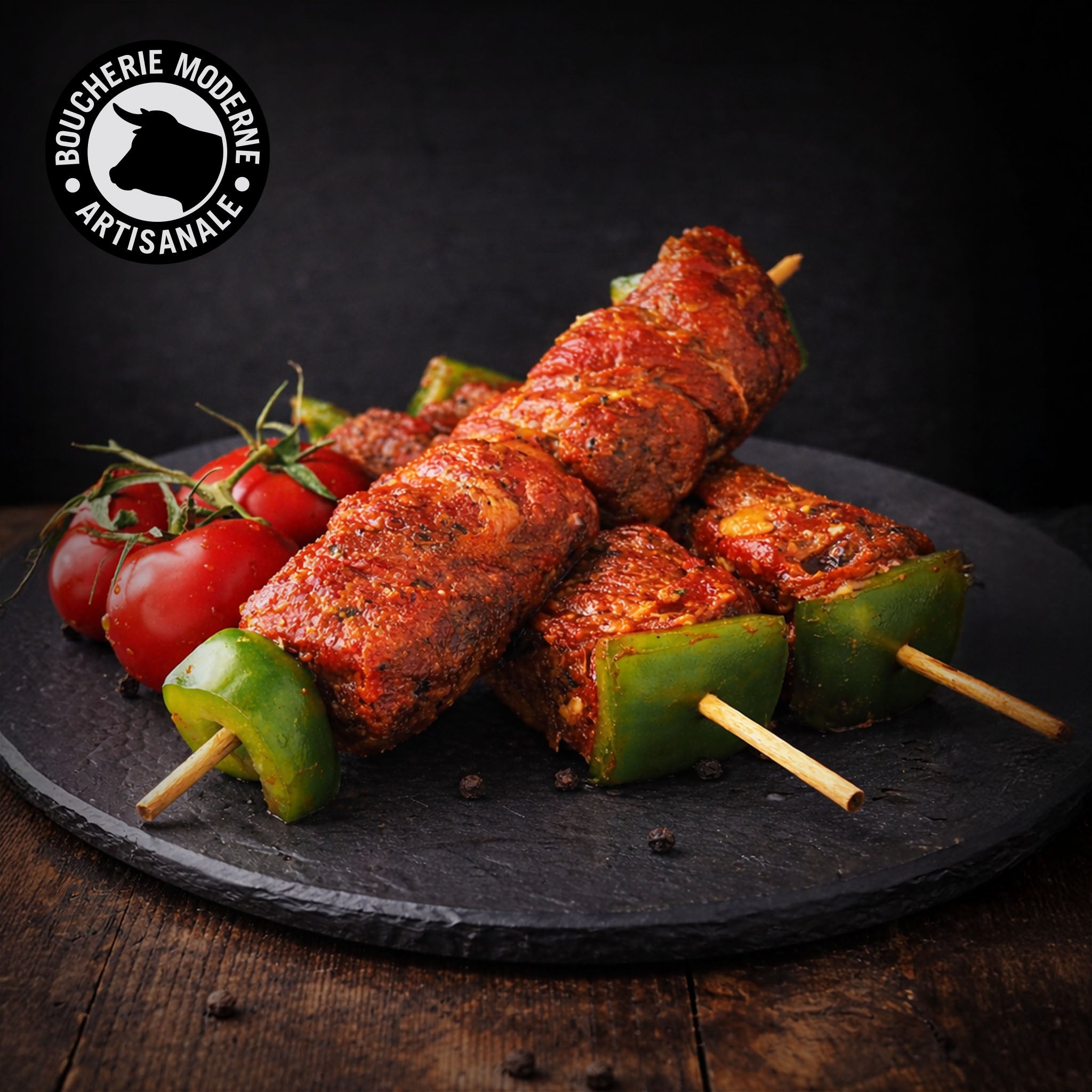 Brochette de bœuf tendre et savoureuse, coupée main et prête à griller.