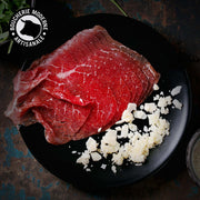 Carpaccio de bœuf tranché fin, tendre et frais, prêt à déguster.