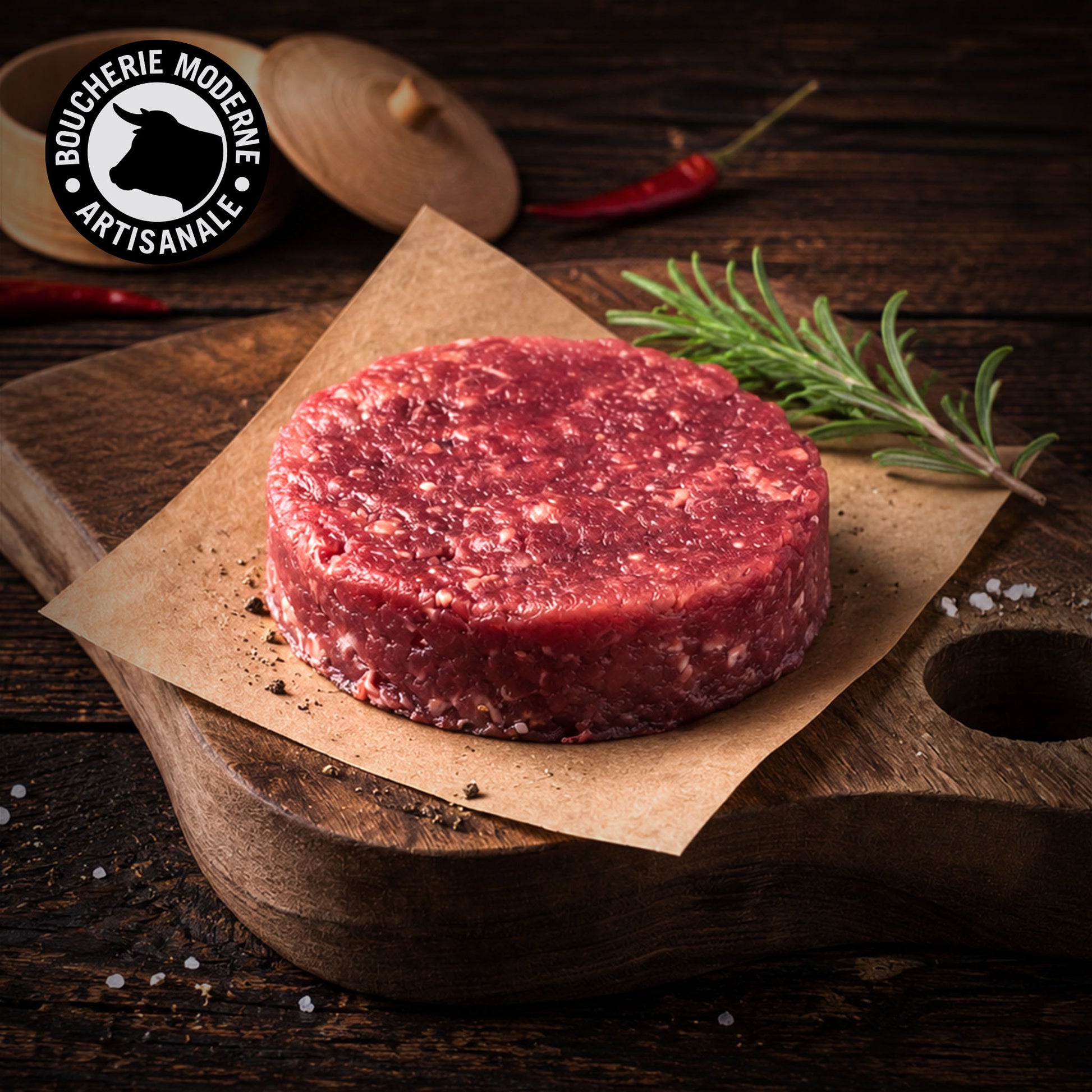 Steak haché reconstitué 100 % bœuf, juteux et gourmand, préparé dans notre atelier.