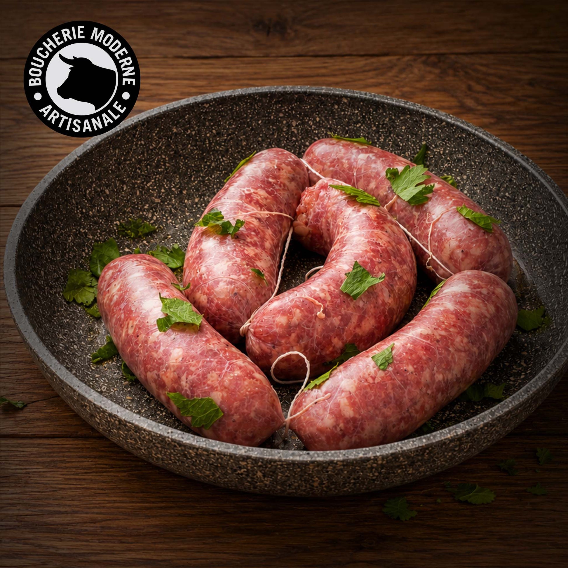 Saucisse du jour, fraîchement préparée par nos bouchers, selon l’inspiration du moment.