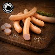 Saucisse de Francfort, fine et délicate, à la texture tendre et au goût légèrement fumé.