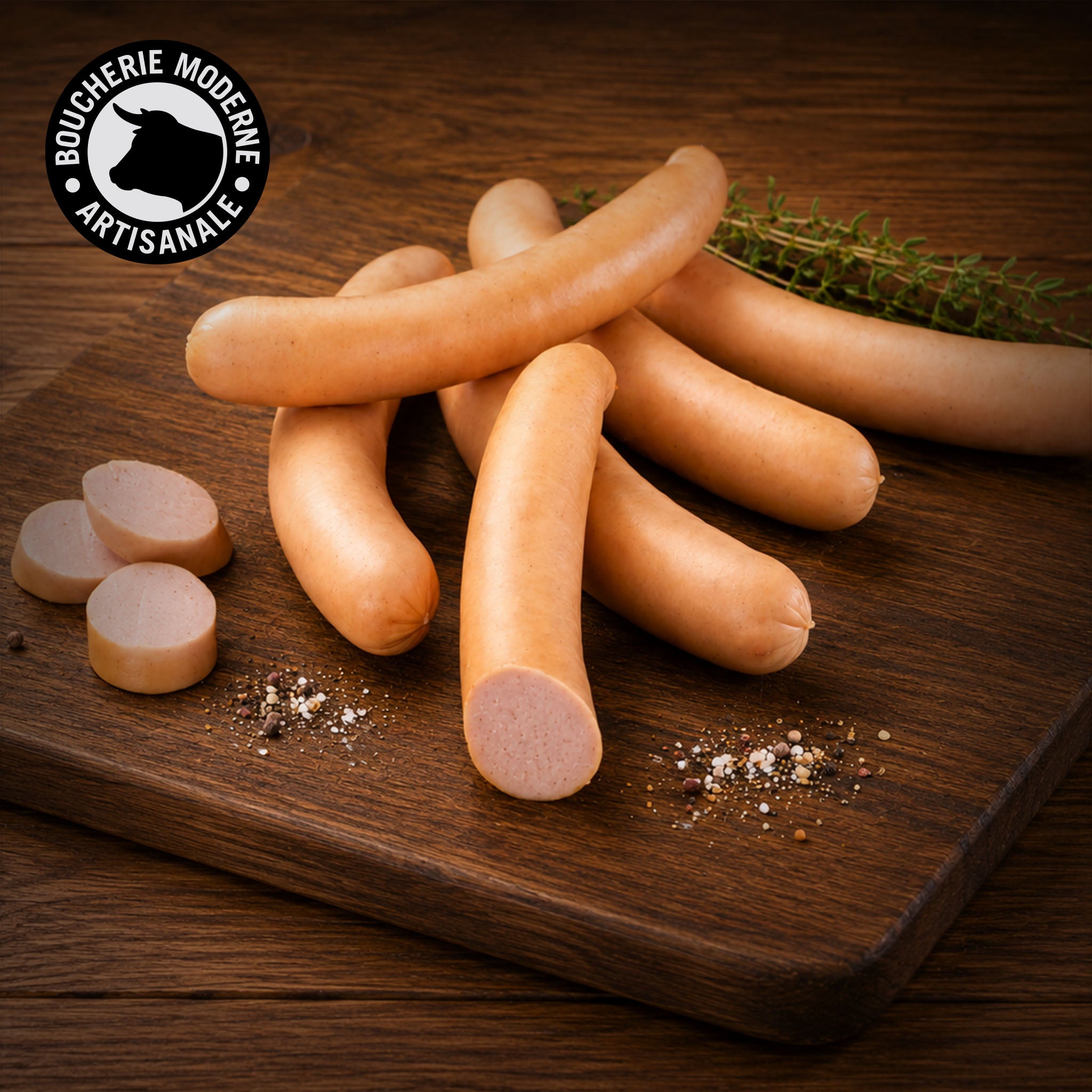 Saucisse de Francfort, fine et délicate, à la texture tendre et au goût légèrement fumé.
