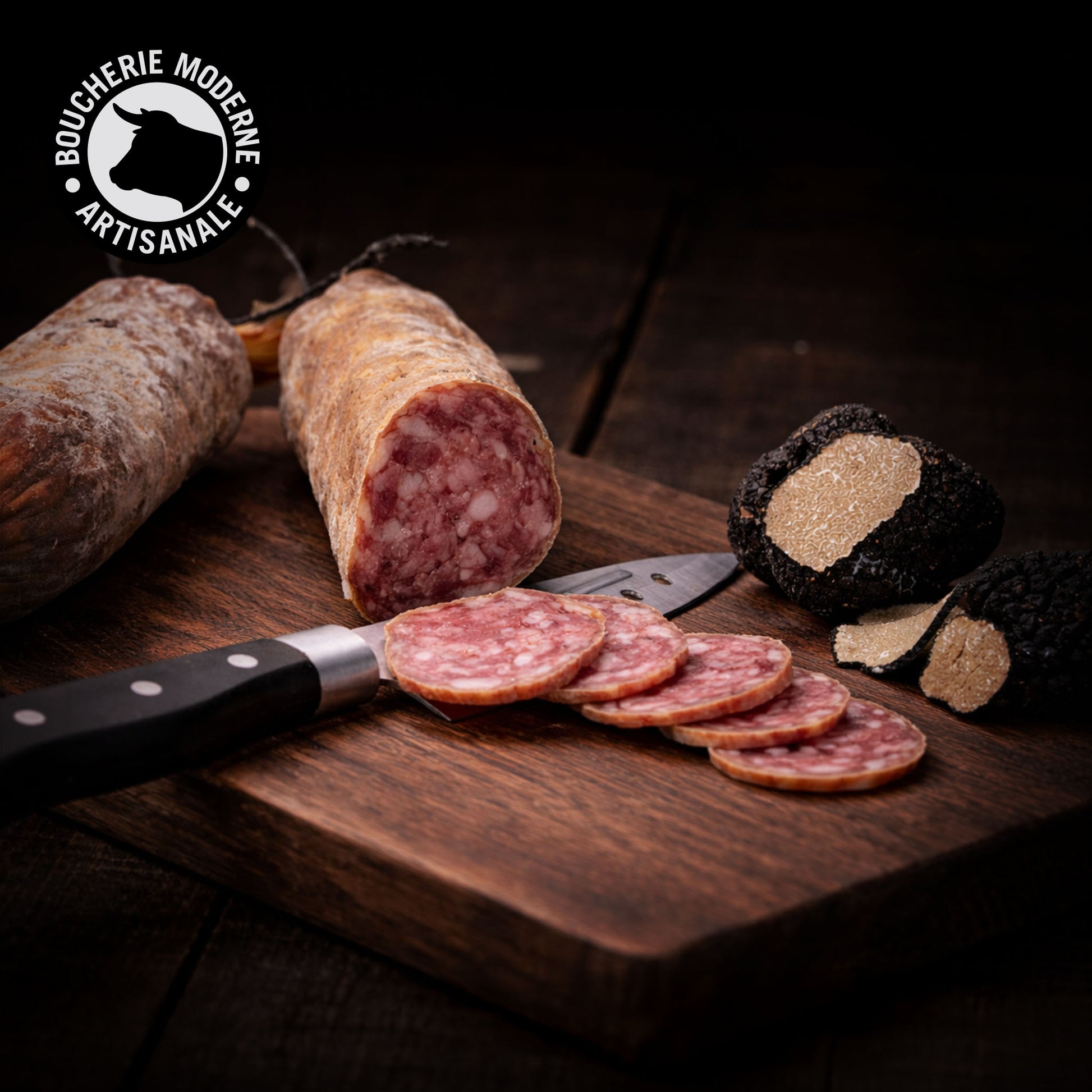 Saucisson aux truffes, raffiné et gourmand, à la saveur noble et parfumée.