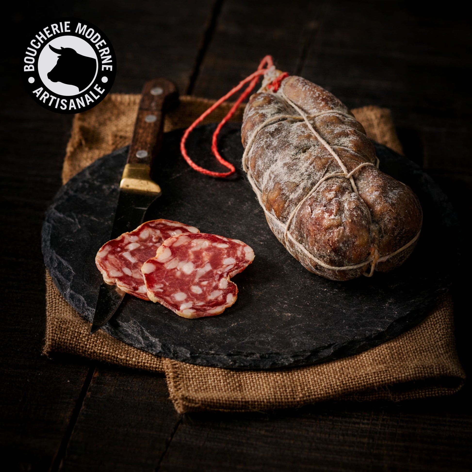 Saucisson au poivre vert, équilibré et parfumé, pour les amateurs de saveurs relevées.