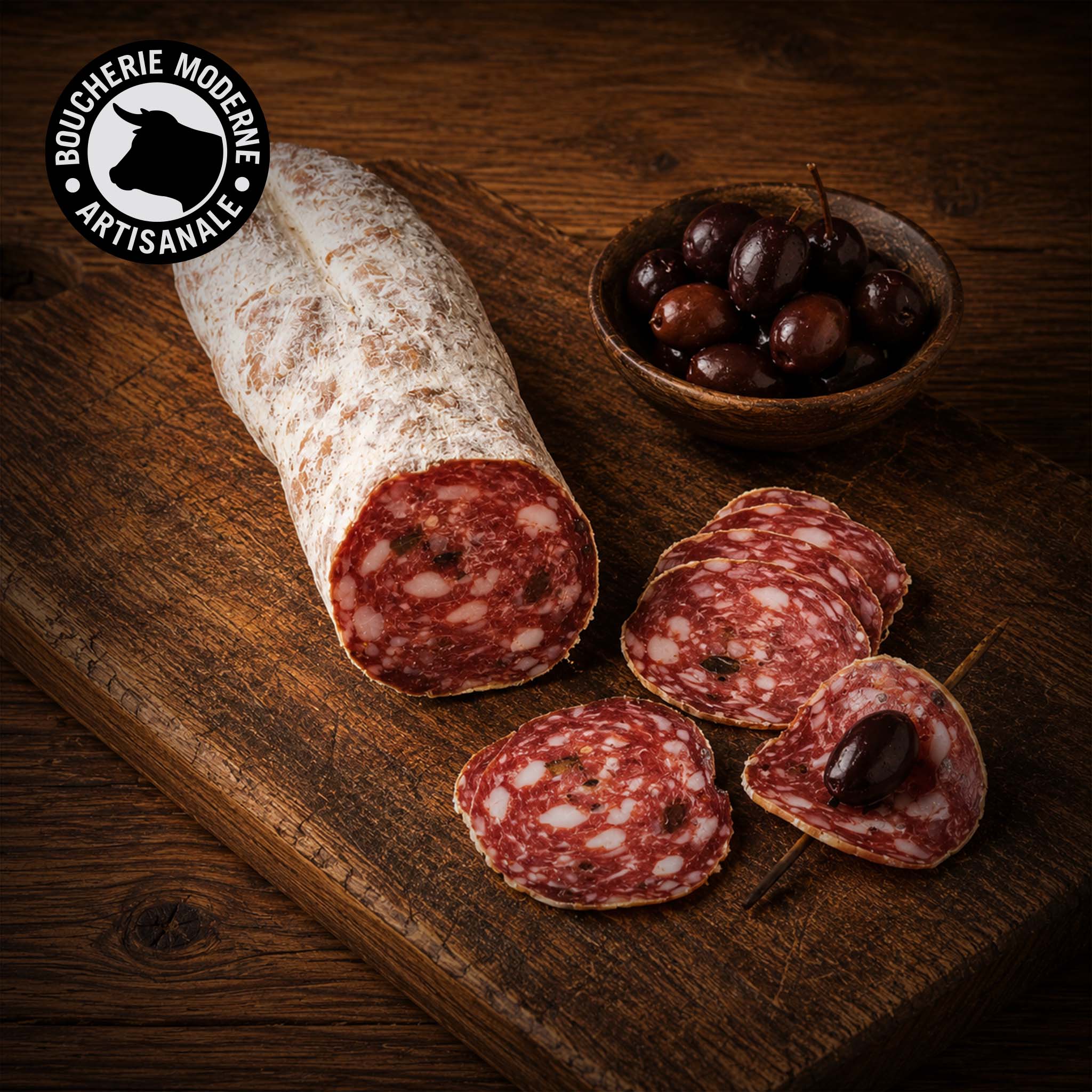 Saucisson artisanal aux olives vertes, moelleux et parfumé, aux accents du Sud.