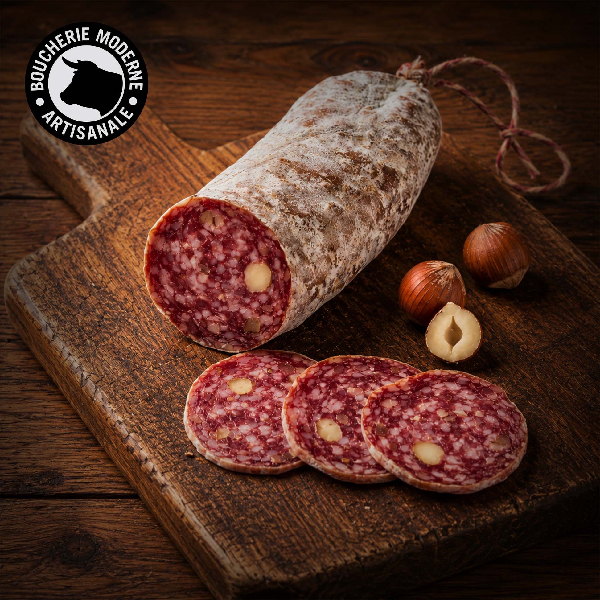 Saucisson artisanal aux noisettes, gourmand et fondant, idéal à l’apéritif.