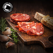 Chorizo espagnol tranché finement, fumé et légèrement relevé, prêt à déguster.