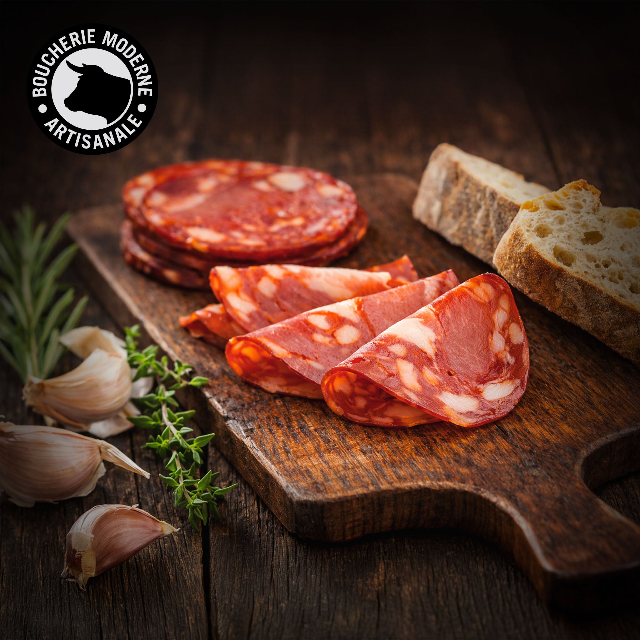 Chorizo espagnol tranché finement, fumé et légèrement relevé, prêt à déguster.