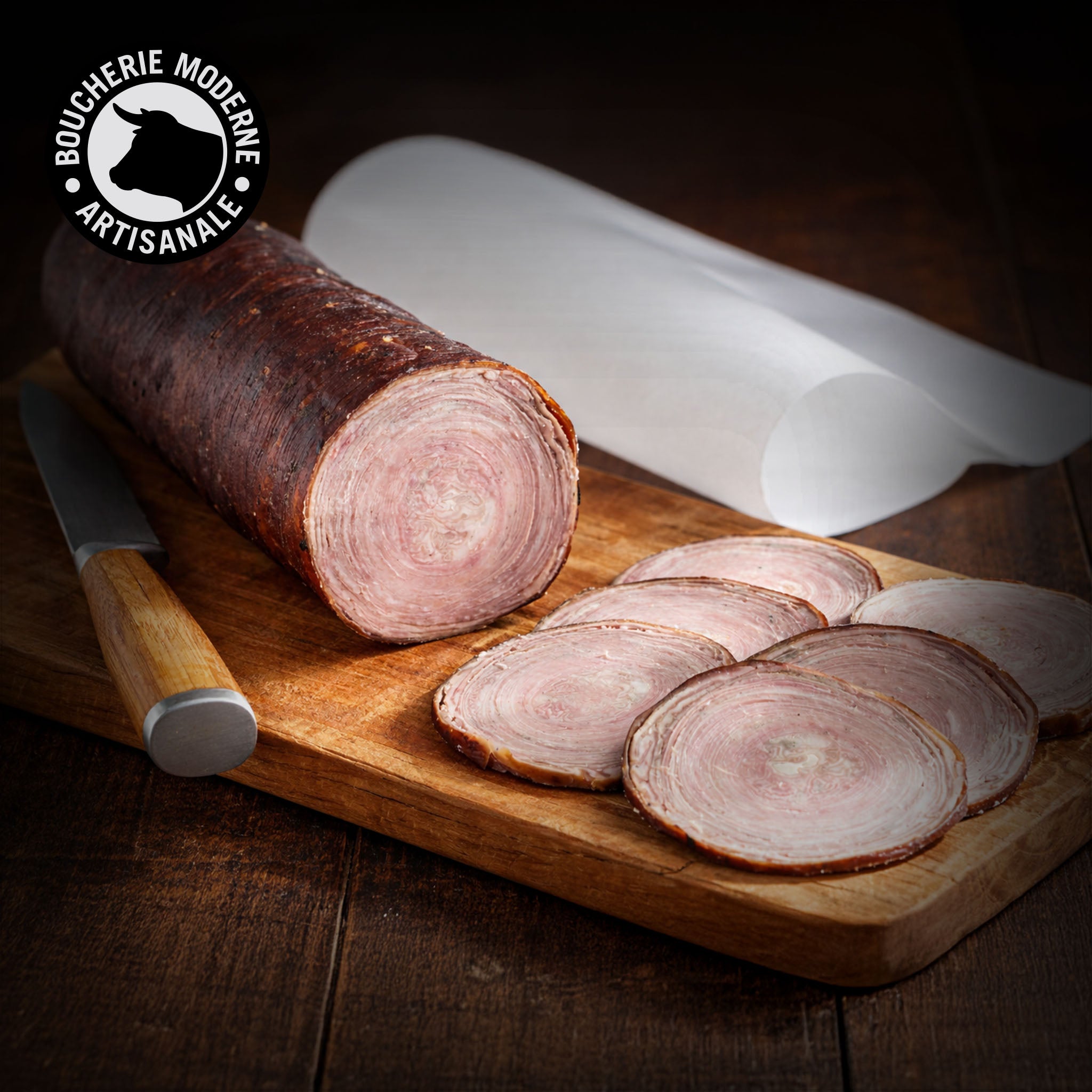 Andouille de Guémené tranchée, au goût fumé et authentique du terroir breton.