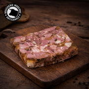 Pâté de tête traditionnel, fondant et parfumé, préparé à l’ancienne.