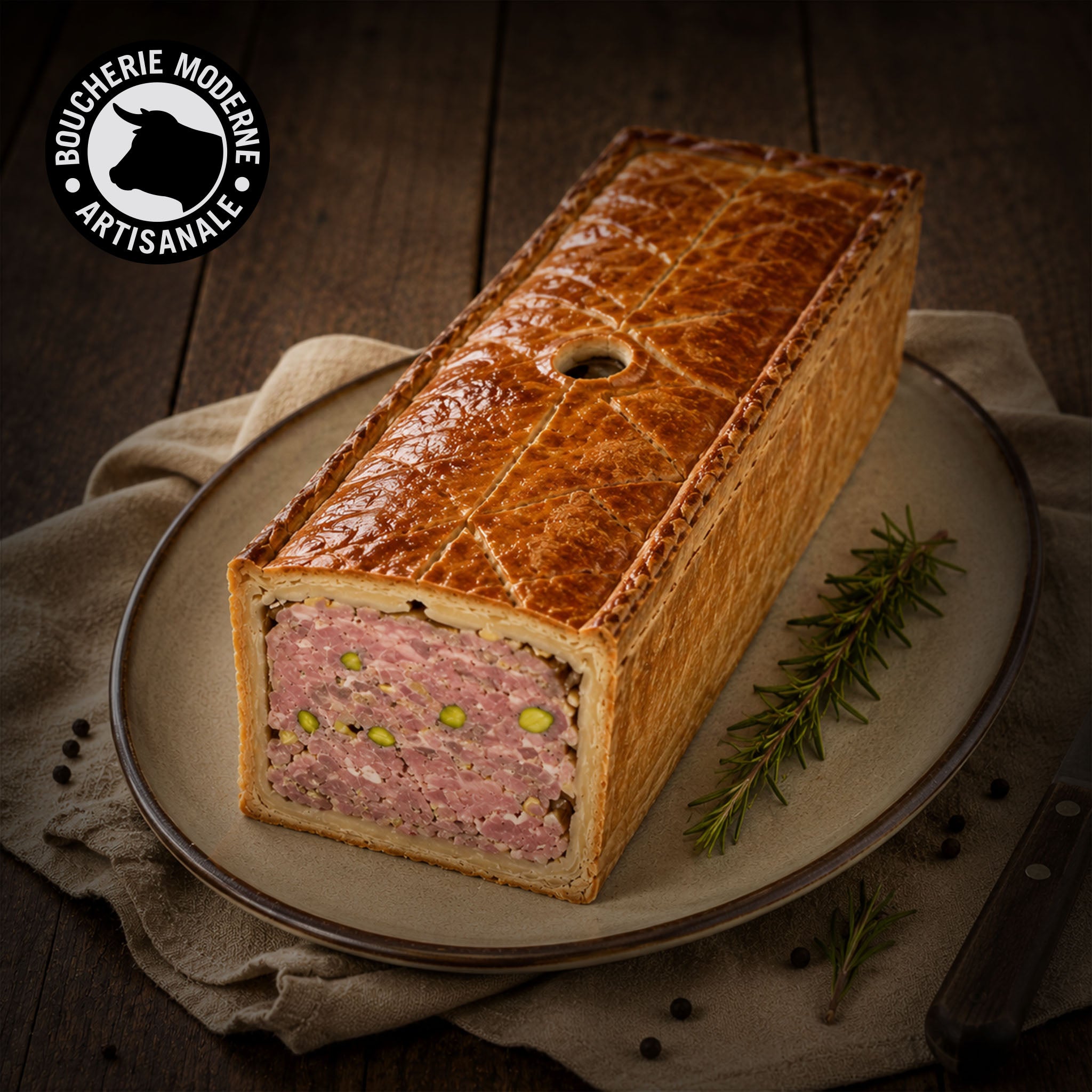 Pâté en croûte entier à la volaille de Bresse, généreux et raffiné.