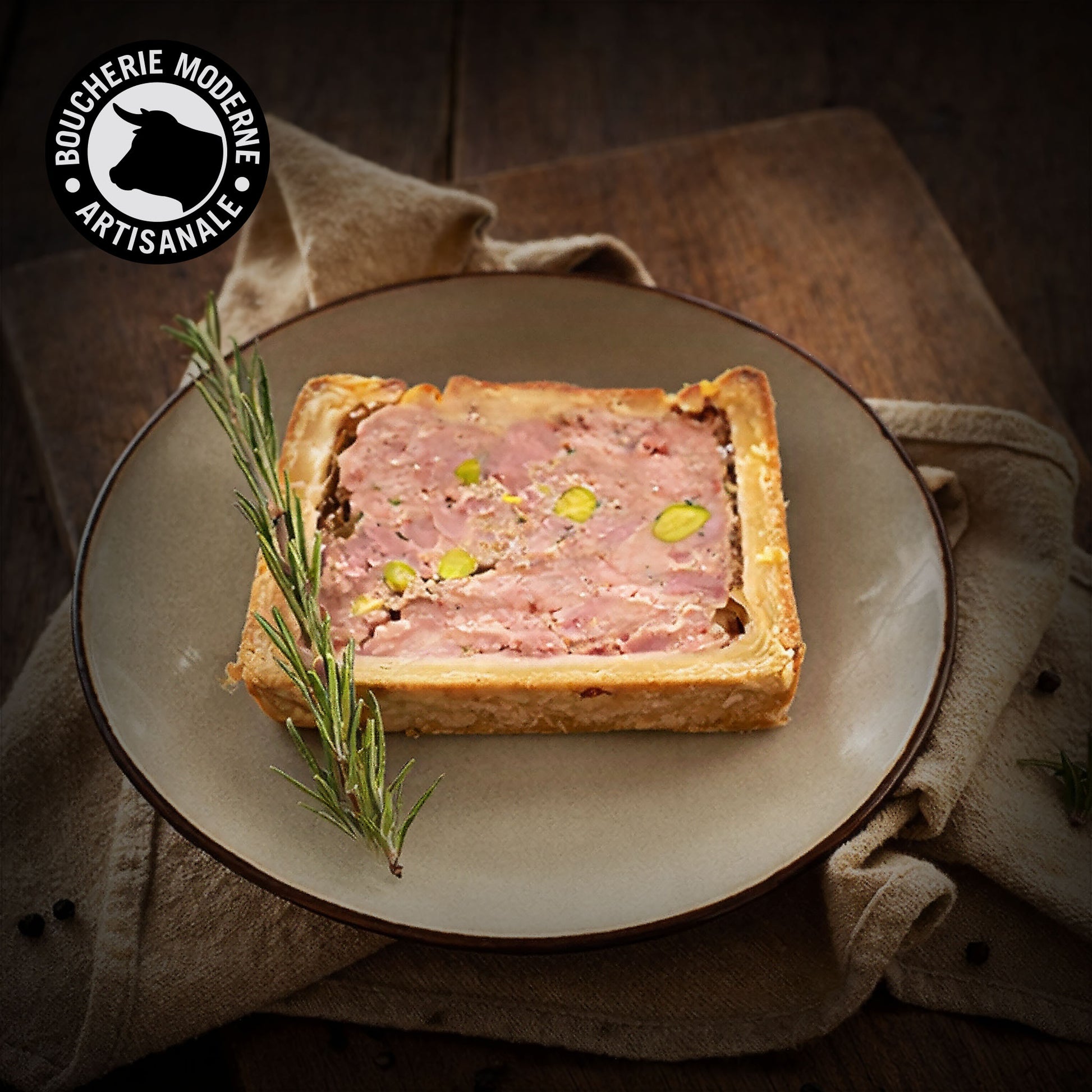 Pâté croûte à la volaille de Bresse, fin et délicat, cuit à l’ancienne en croûte dorée.