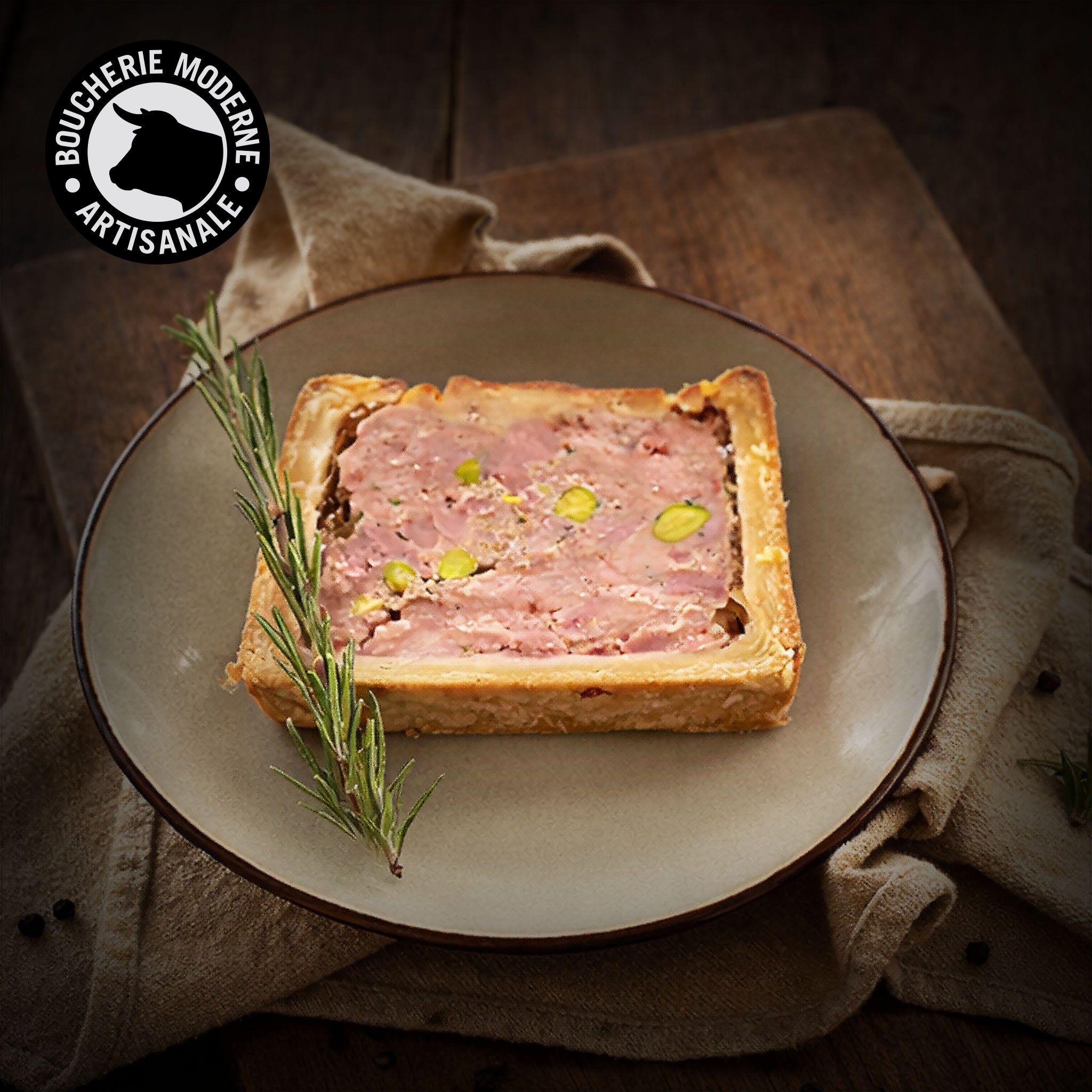 Pâté croûte à la volaille de Bresse, fin et délicat, cuit à l’ancienne en croûte dorée.