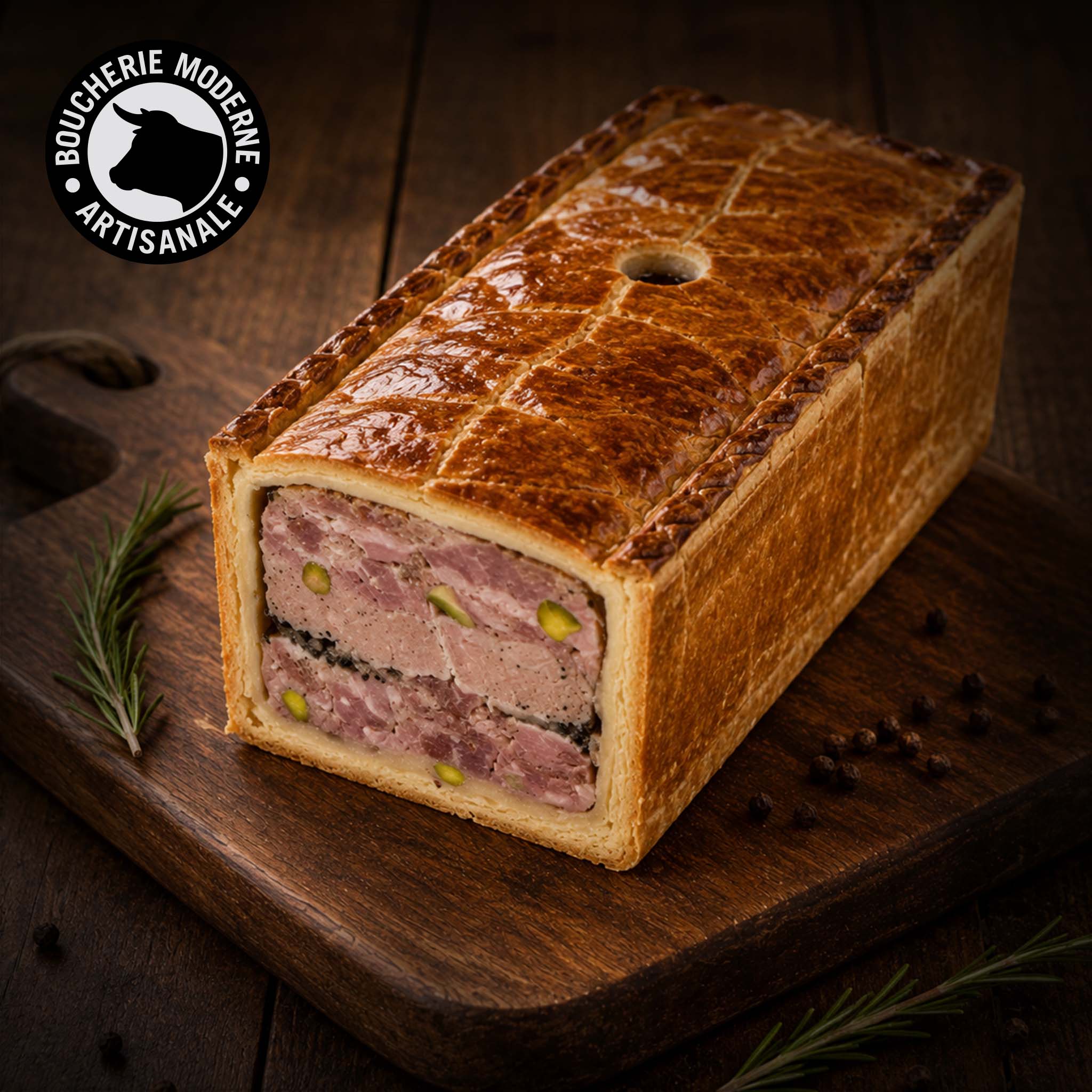 Pâté en croûte entier à la mousse de canard, fondant et généreux.