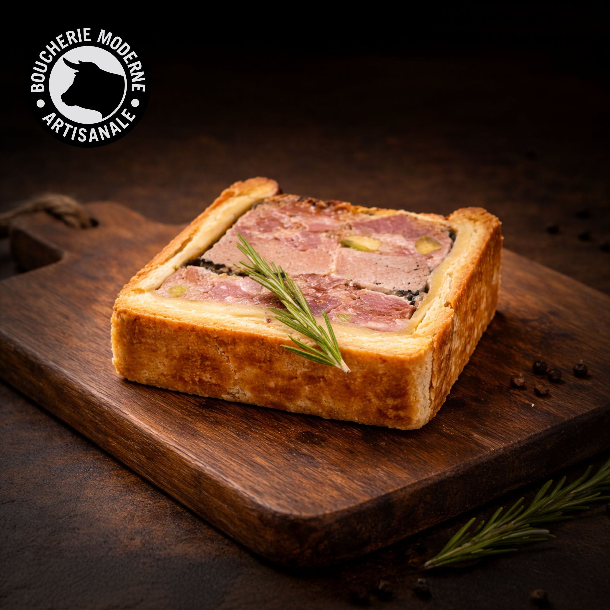 Pâté croûte à la mousse de canard, croustillant et fondant, pour les amateurs de charcuterie fine.