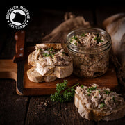 Rillettes de poulet du Chef, légères et parfumées, à la texture fine et moelleuse.