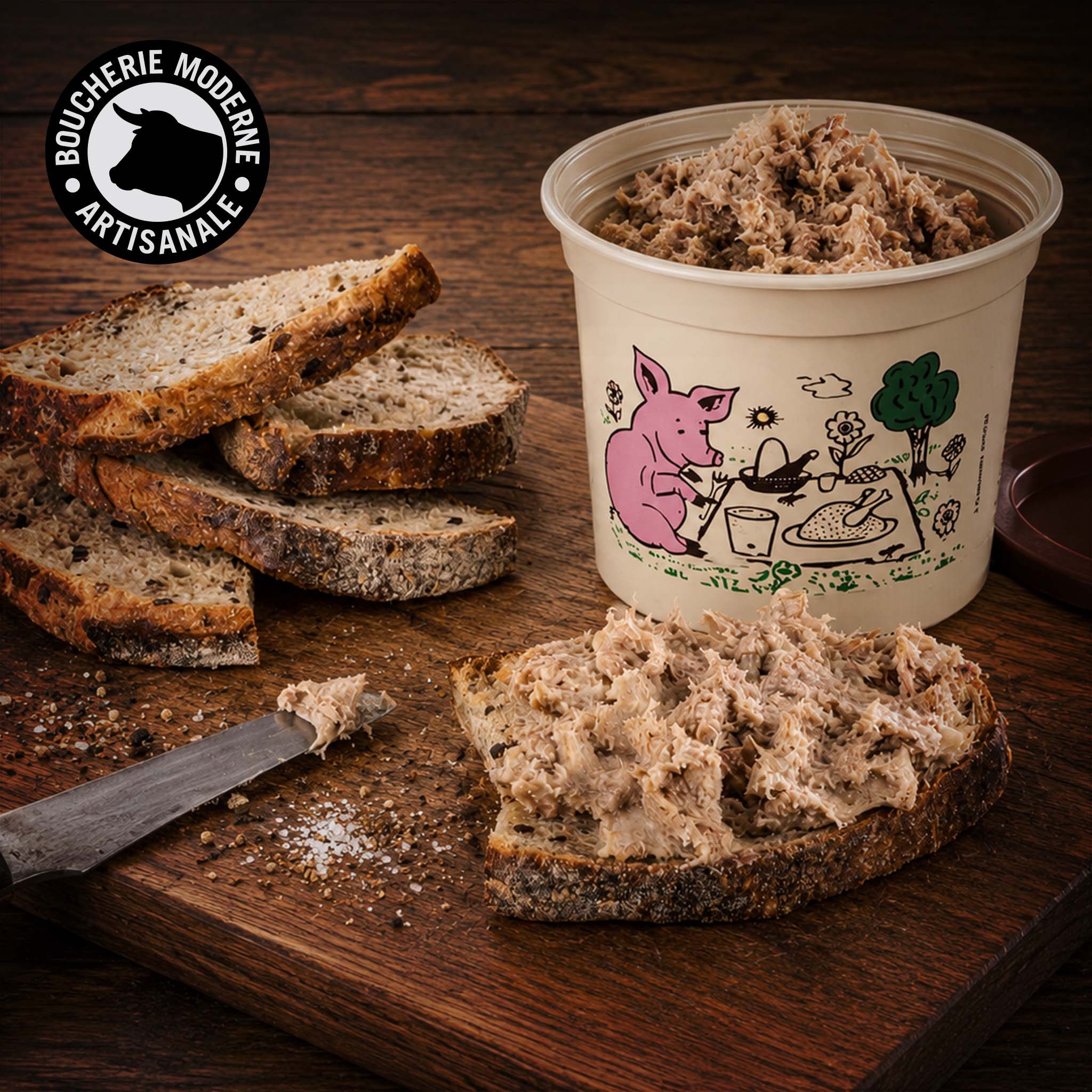 Rillettes de porc fondantes et rustiques, cuites longuement pour un goût authentique.