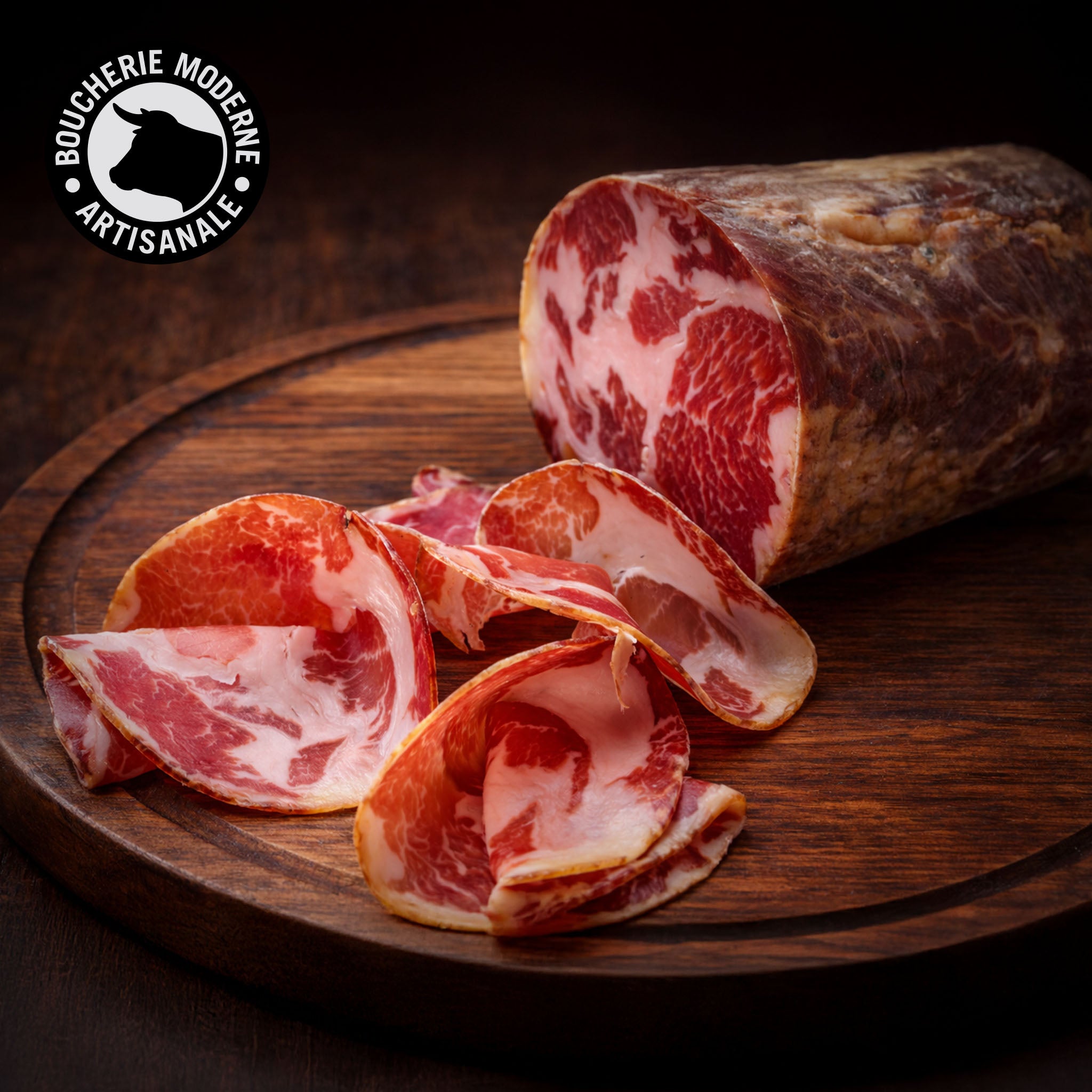 Coppa corse artisanale, affinée lentement et parfumée aux saveurs du maquis.
