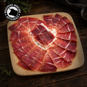 De fines tranches de jambon Noir de Bigorre, fondantes et délicates, idéales pour l’apéritif ou une belle planche de charcuterie.