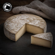 Saint-Nectaire fermier, à la pâte souple et au goût de terroir affirmé.