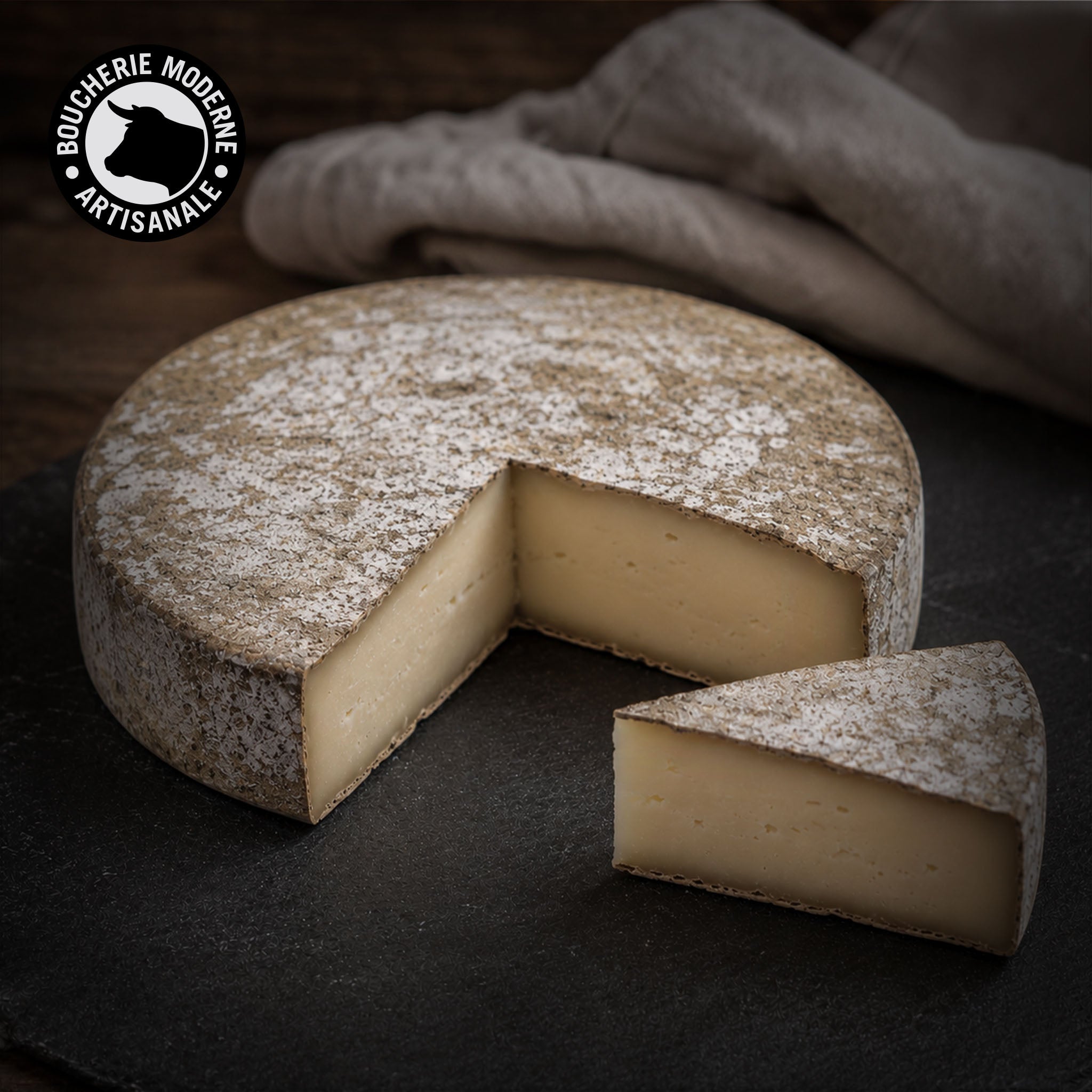 Saint-Nectaire fermier, à la pâte souple et au goût de terroir affirmé.