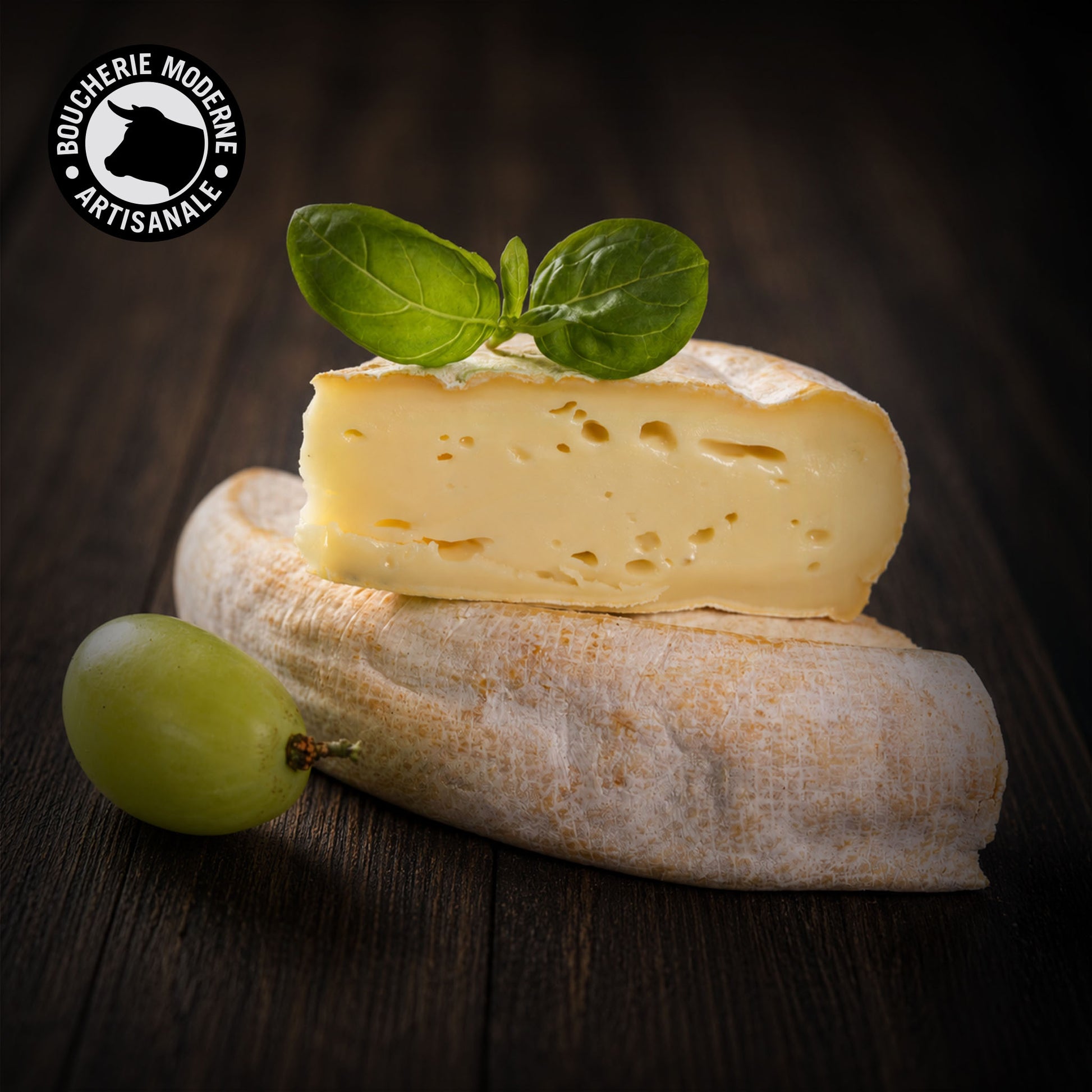 Reblochon fermier au lait cru, fondant et savoureux, idéal pour la raclette ou la tartiflette.