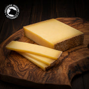 Comté affiné 12 mois, équilibré entre douceur lactée et notes fruitées.