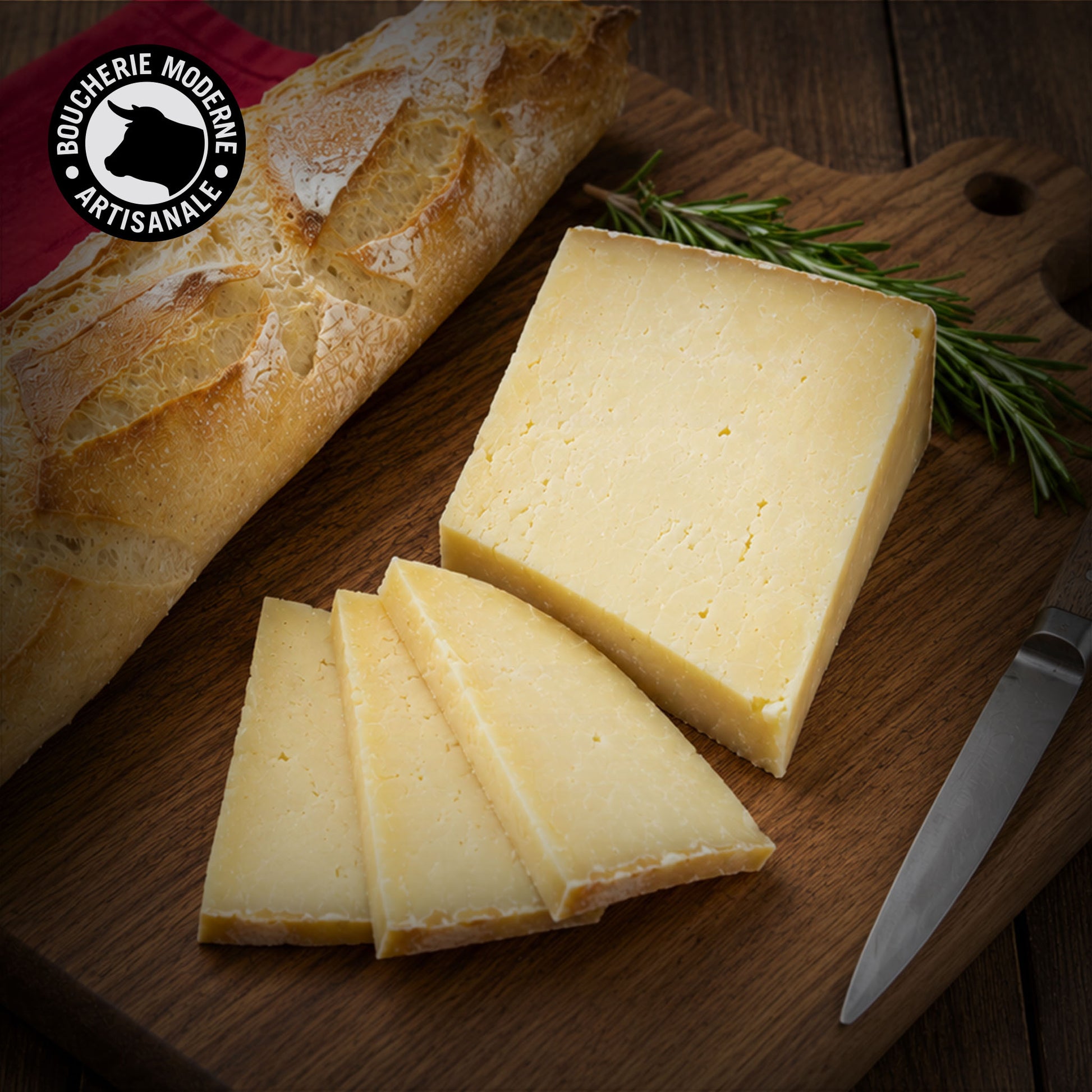 Cantal affiné 10 mois, à la pâte ferme et au goût fruité.