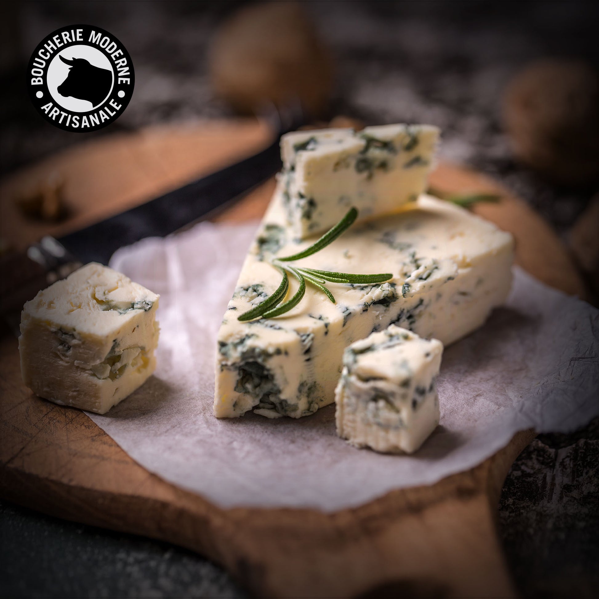 Roquefort AOP, fromage à pâte persillée au goût puissant et salin.