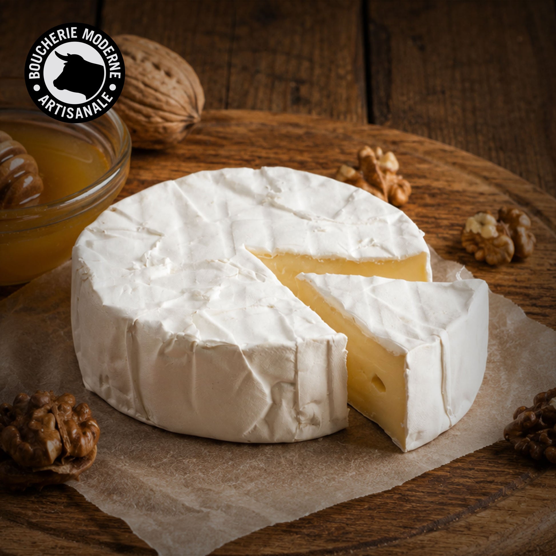 Camembert de Normandie AOP, crémeux et au goût authentique.