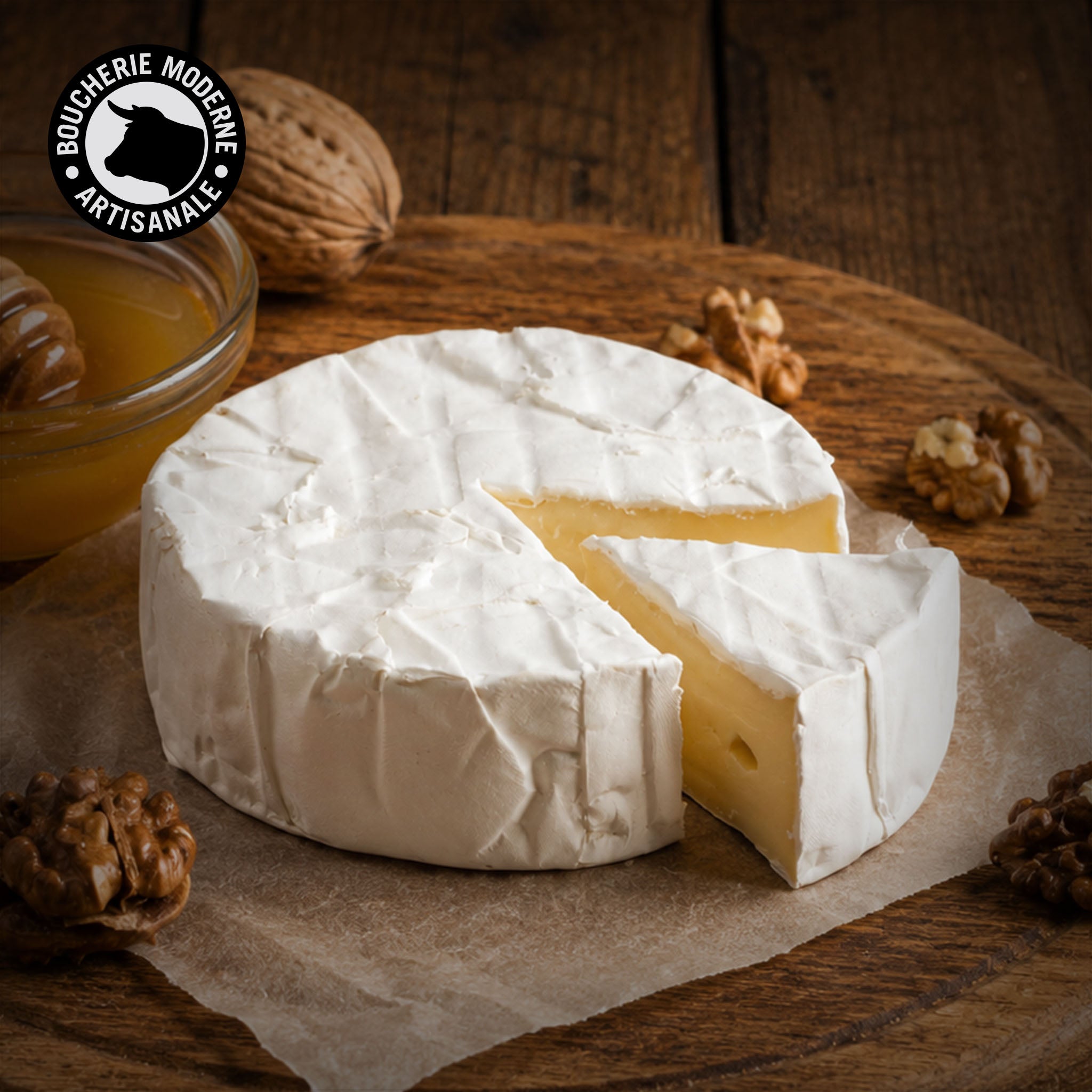 Camembert de Normandie AOP, crémeux et au goût authentique.