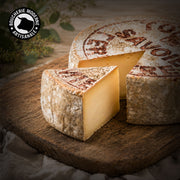 Tomme de Savoie au lait cru, doux et rustique.