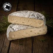 Fromage Monbriac crémeux et délicatement persillé, tout en douceur.