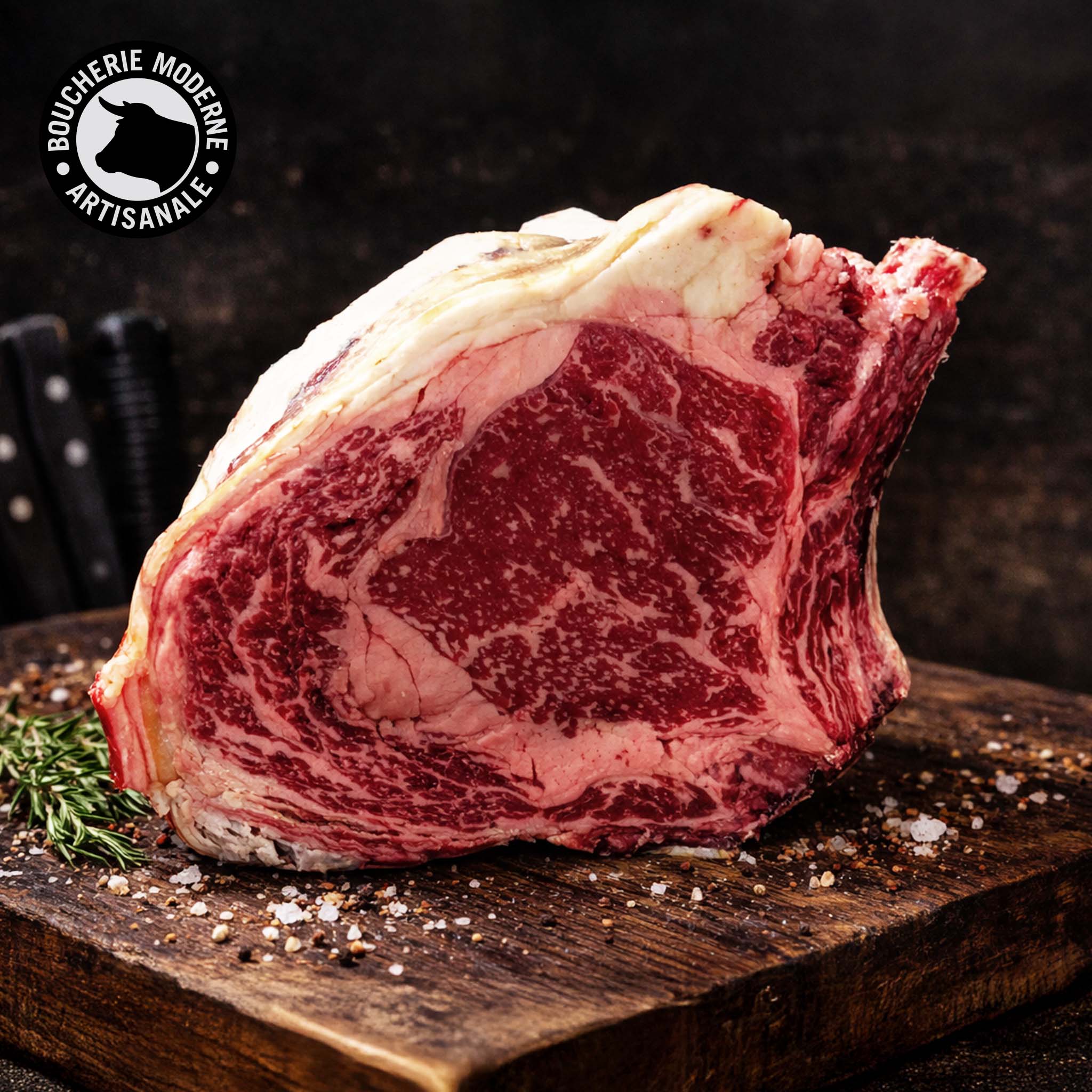 Côte de bœuf Longhorn généreuse et de caractère, idéale pour une cuisson au grill ou au four.