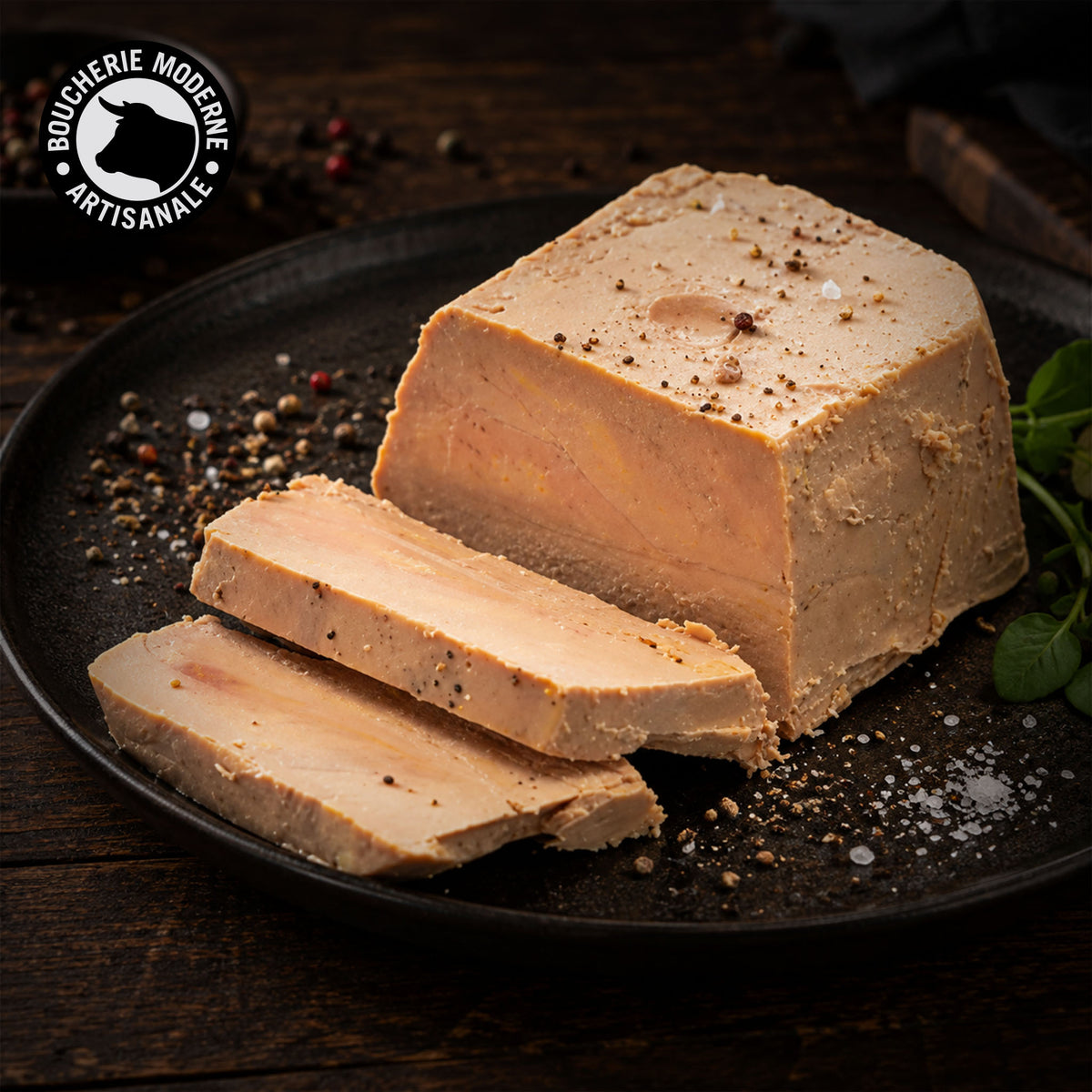 Un foie gras délicat et fondant, déjà tranché et prêt à servir pour vos repas de fête.