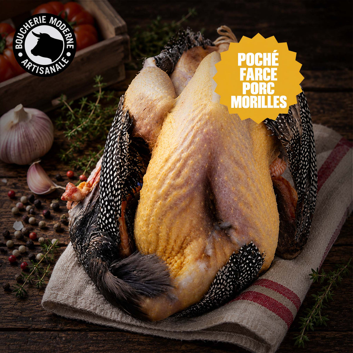 Une pintade pochée garnie d’une farce de porc aux morilles, prête à cuire pour vos repas de fête.