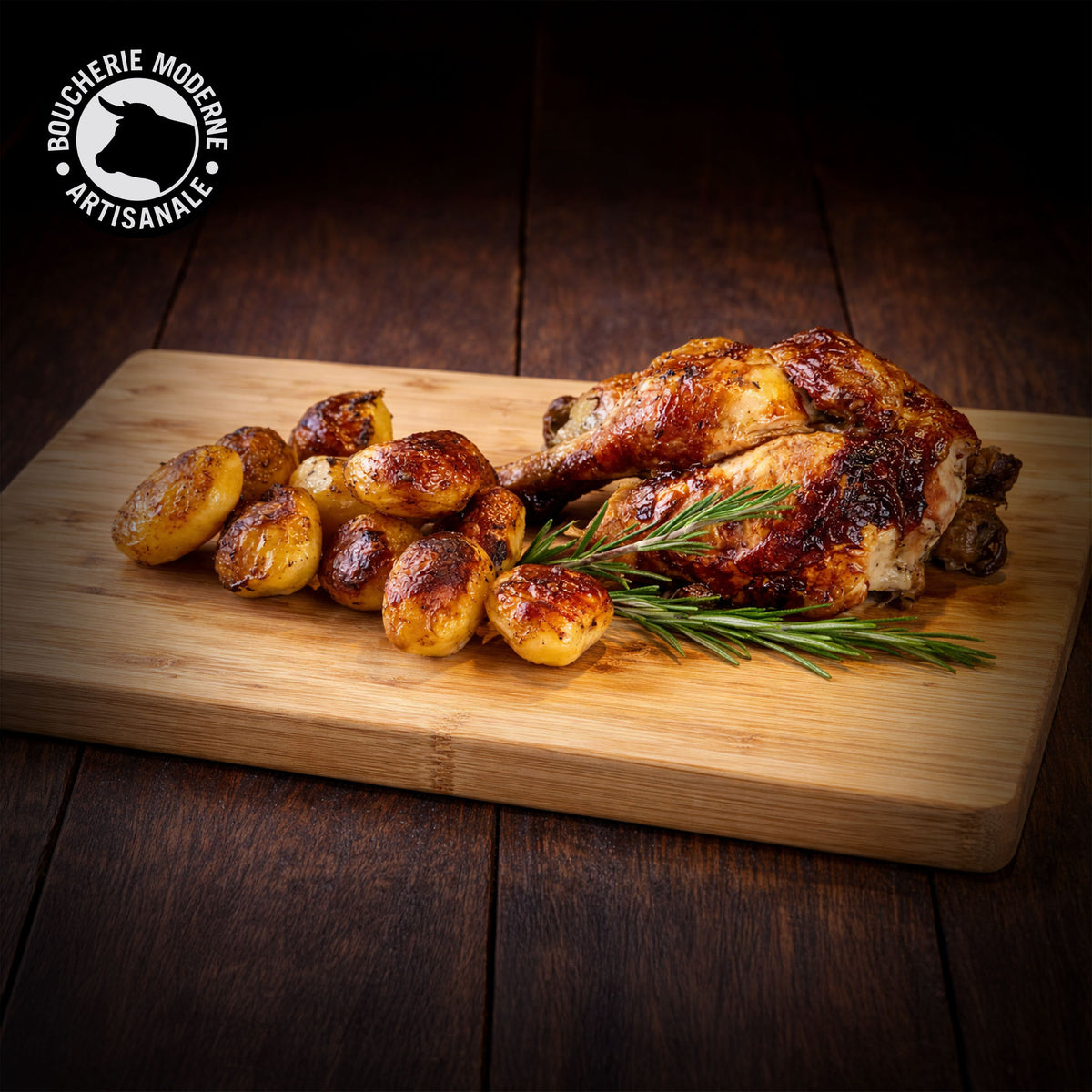 Un demi-poulet rôti accompagné de pommes de terre fondantes, prêt à déguster.