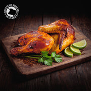 Un demi-poulet rôti à la chair tendre et à la peau bien dorée, prêt à déguster.