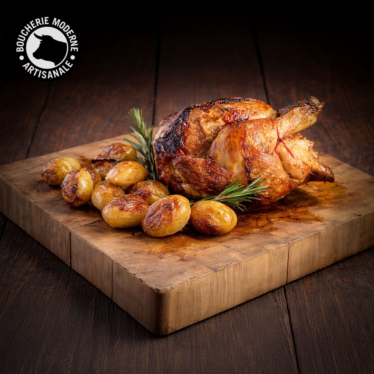 Un poulet Label rôti accompagné de pommes de terre fondantes, prêt à partager.