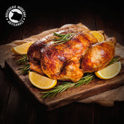 Un poulet Label rôti à la chair tendre et à la peau bien dorée, prêt à déguster.