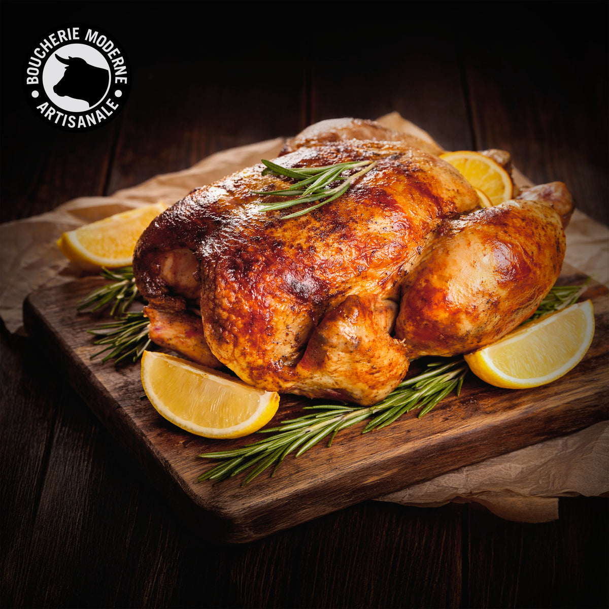 Un poulet Label rôti à la chair tendre et à la peau bien dorée, prêt à déguster.