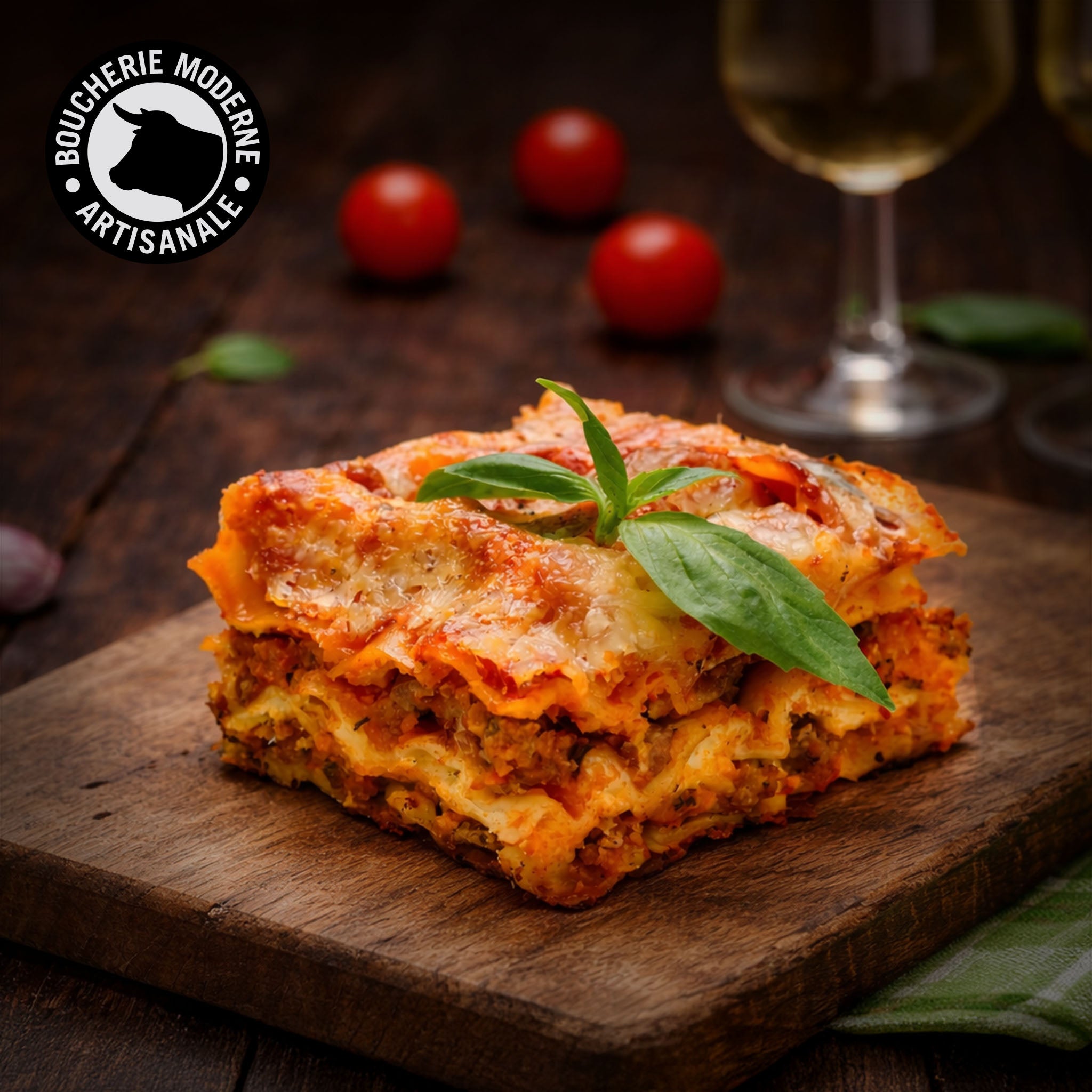 Lasagnes maison, riches en viande et sauce tomate mijotée.