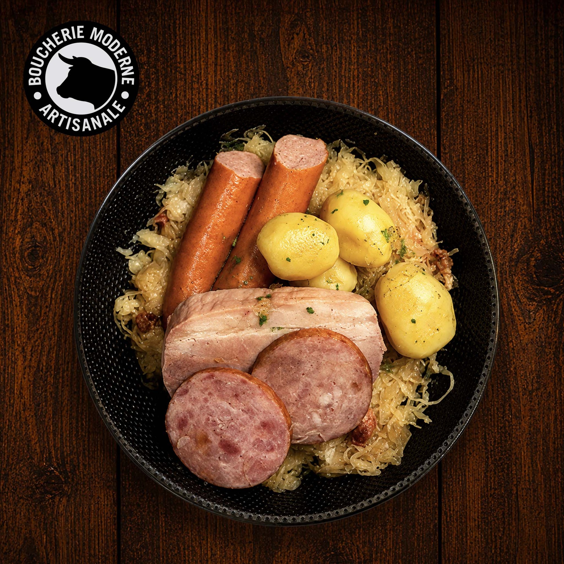 Choucroute garnie généreuse et savoureuse, prête à réchauffer.