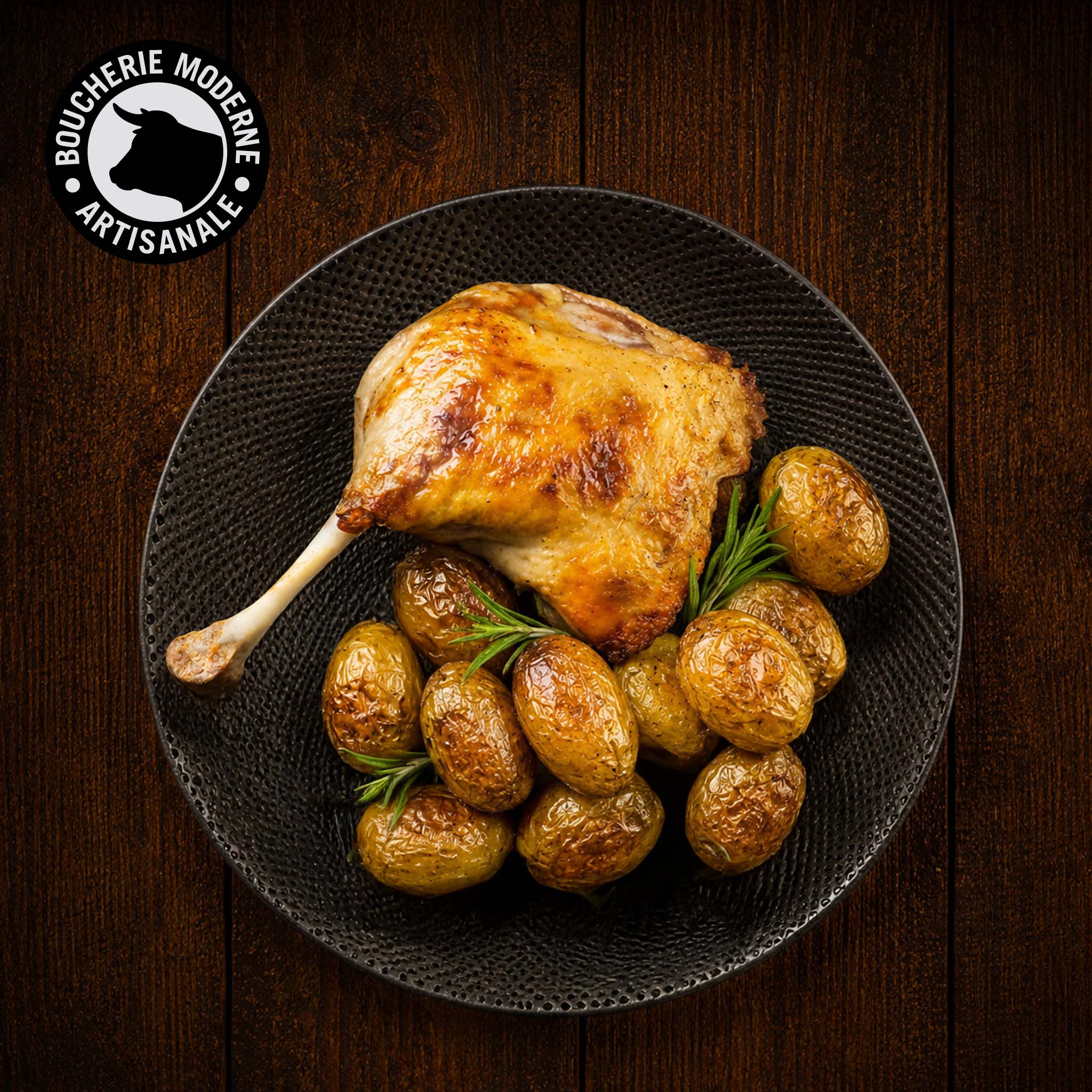 Cuisse de canard confite fondante accompagnée de pommes de terre rôties.