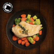 Filet de poulet tendre accompagné de légumes, prêt à réchauffer pour un repas équilibré.