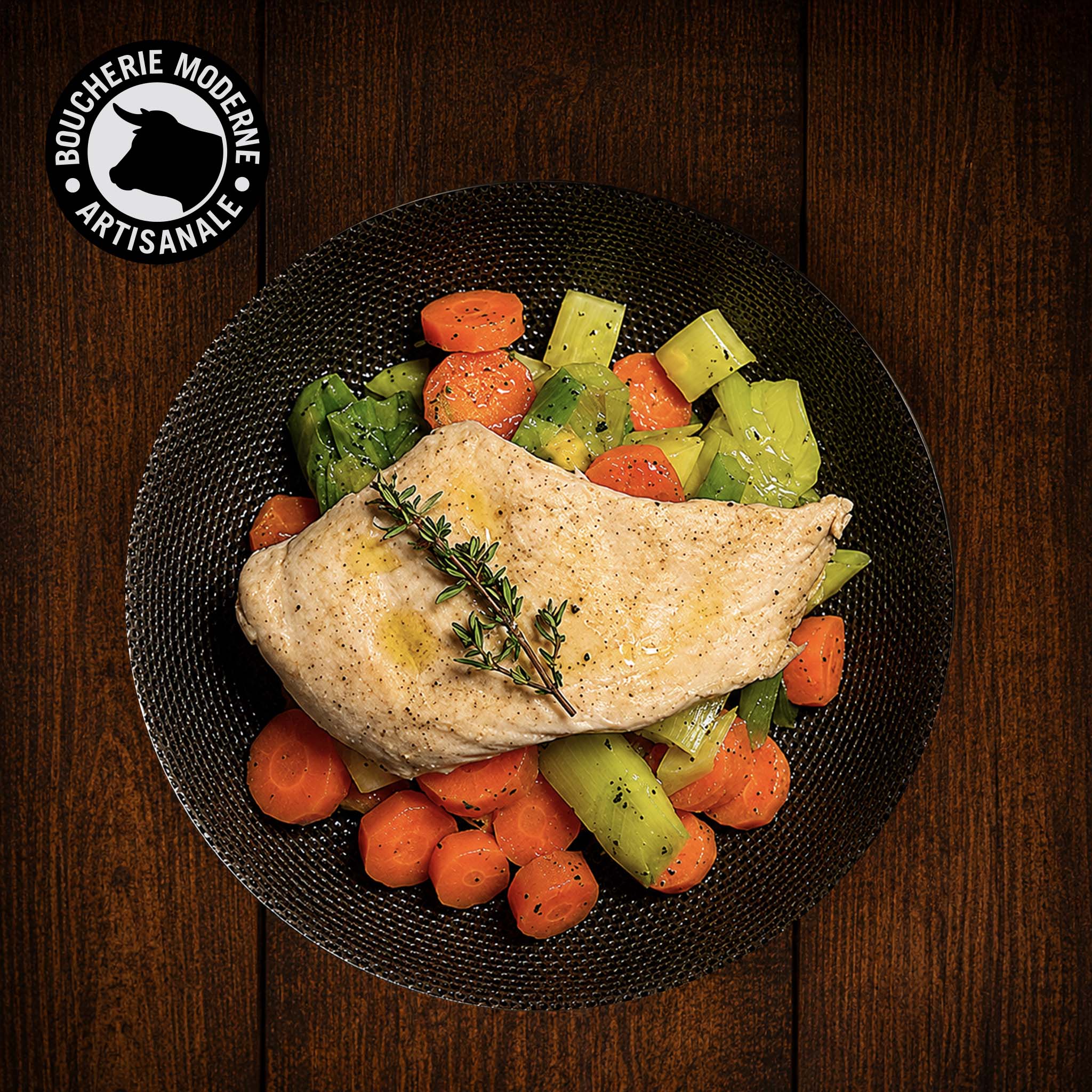 Filet de poulet tendre accompagné de légumes, prêt à réchauffer pour un repas équilibré.