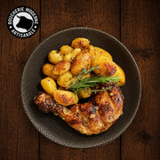 Quart de poulet rôti et pommes dorées, plat du jour complet et savoureux.