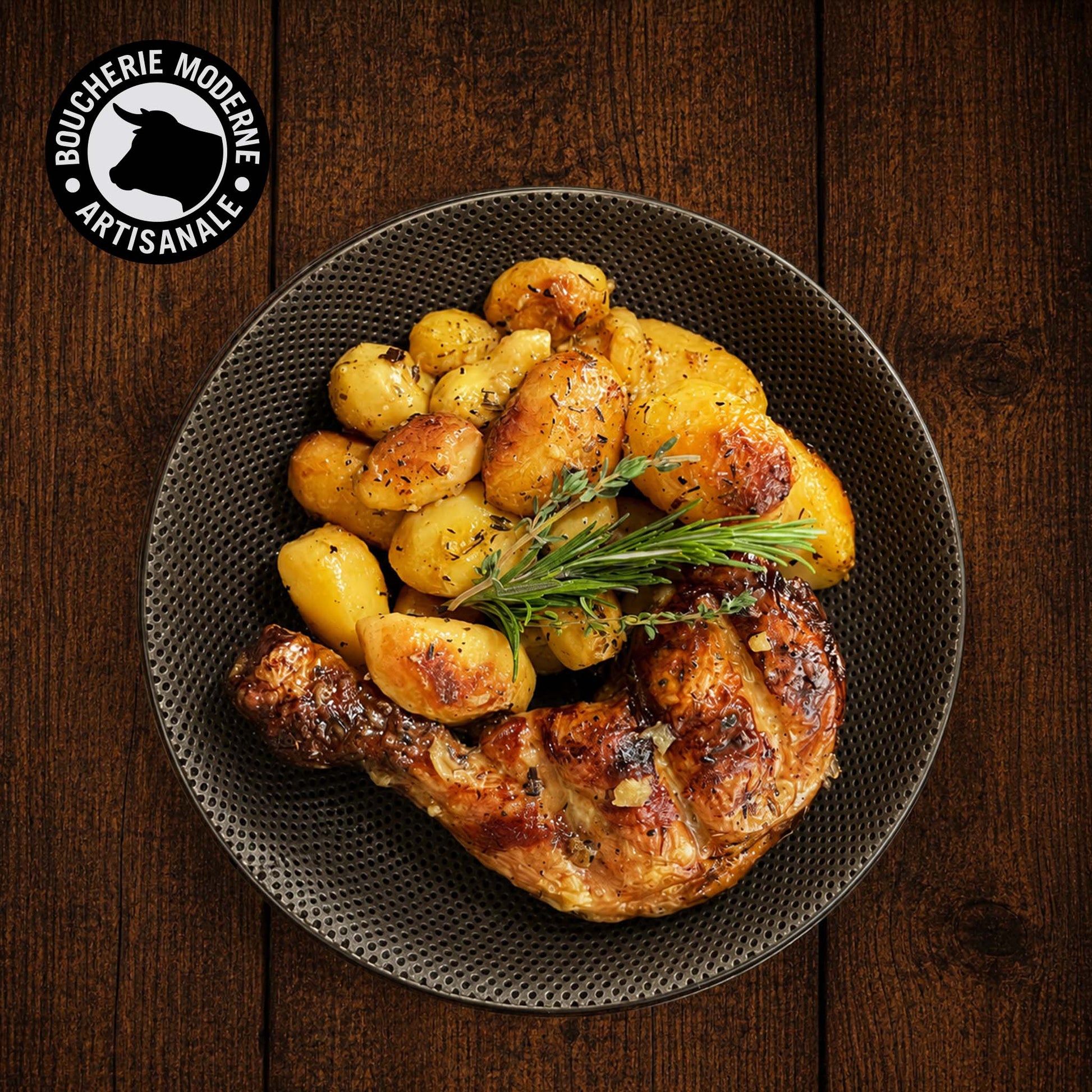 Quart de poulet rôti et pommes dorées, plat du jour complet et savoureux.