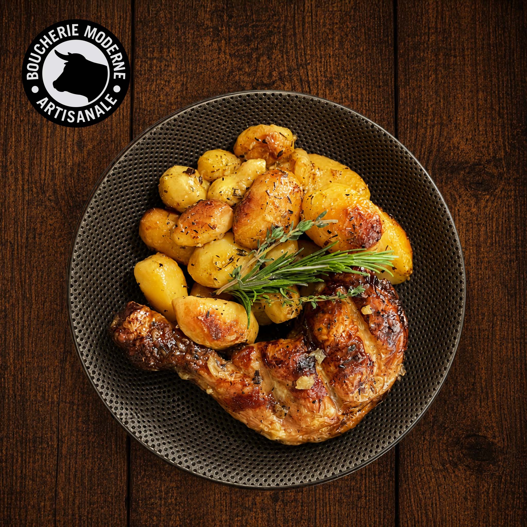 Quart de poulet rôti et pommes dorées, plat du jour complet et savoureux.
